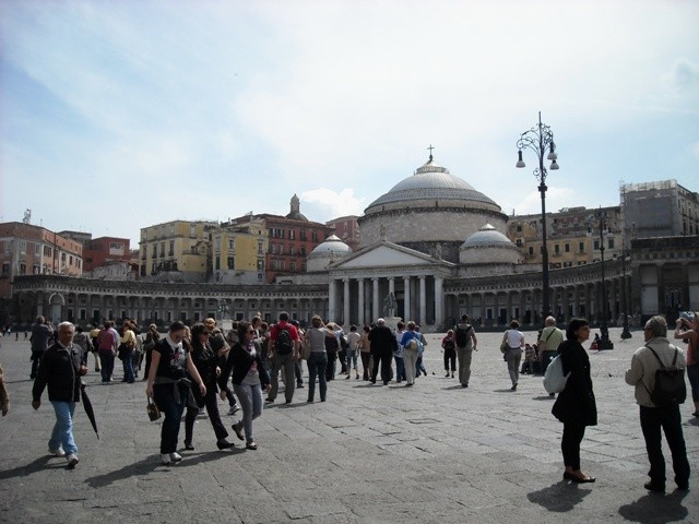 kościół San Francesco di Paola, z monumentalną kolumnadą  otaczajacą Plac Plebiscytu