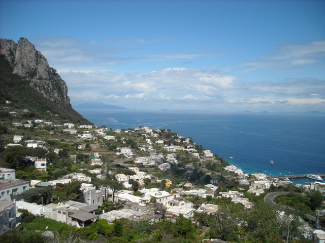 widok z góry na port Marina Grande