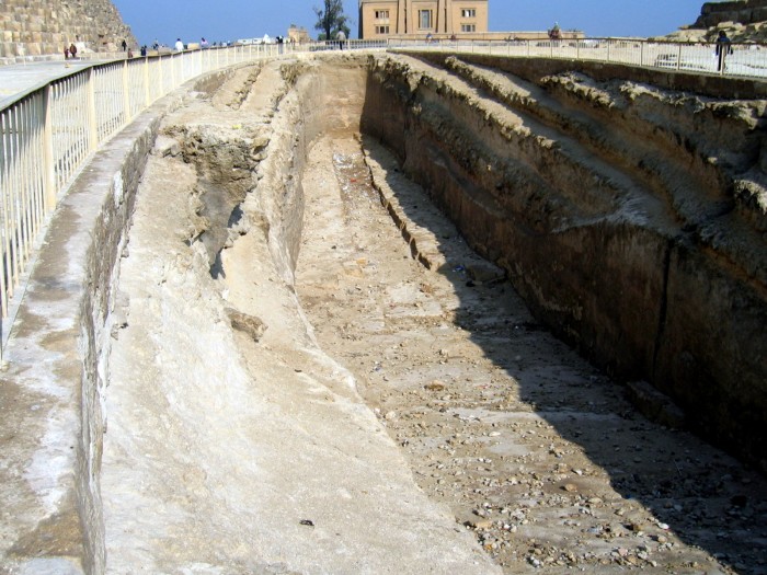 Miejsce po wydobytej łodzi znadującej się w Muzeum Egipskim