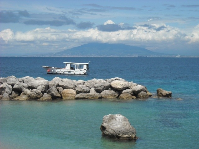 Wezuwiusz widoczny z plaży na Capri