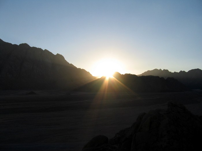 Zachód słońca w górach pustyni