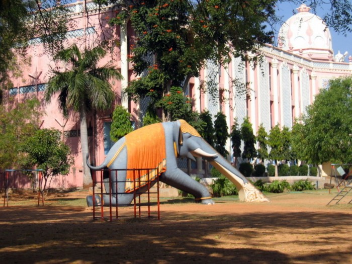 Uniwersytet i plac zabaw dla dzieci