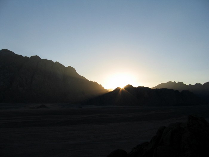 Zachód słońca w górach pustyni