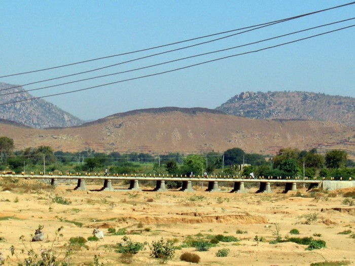 Most nad wyschniętą rzeką Chitravati