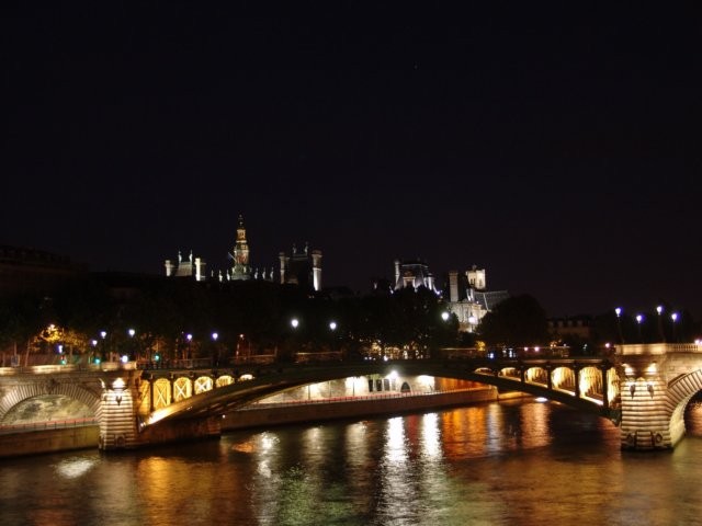 Paryż nocą