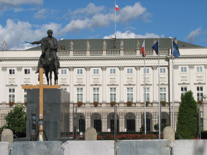 Pałac Prezydencki i krzyż niezgody