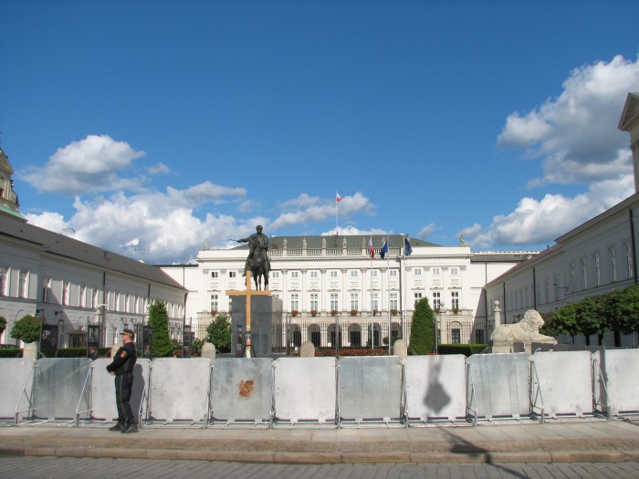Pałac Prezydencki i krzyż niezgody