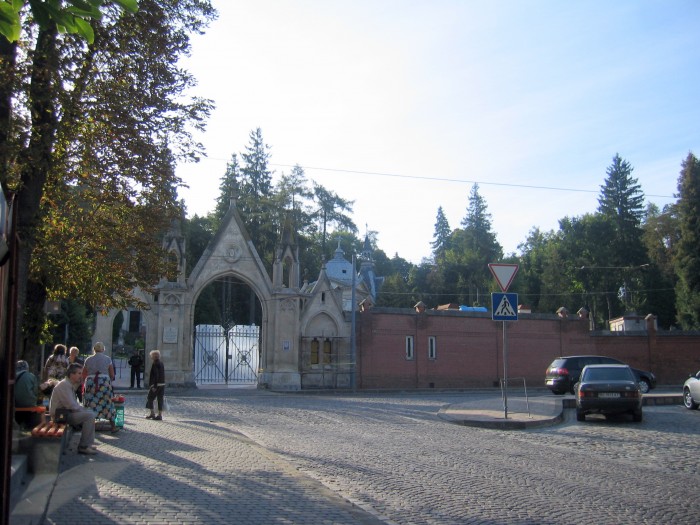 Przed Cmentarzem Łyczakowskim