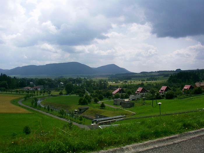 Okolica Wałbrzycha - łagodne wzgórza i osady w dolinach - tutaj wiosna