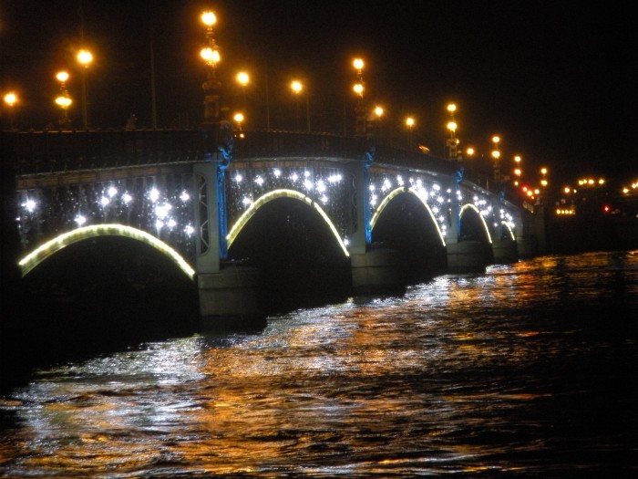 Jeden z bogato oświetlonych nocą mostów na Newie
