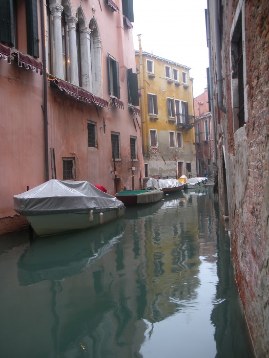 w czas powodzi ruch wodny zamiera w Wenecji.