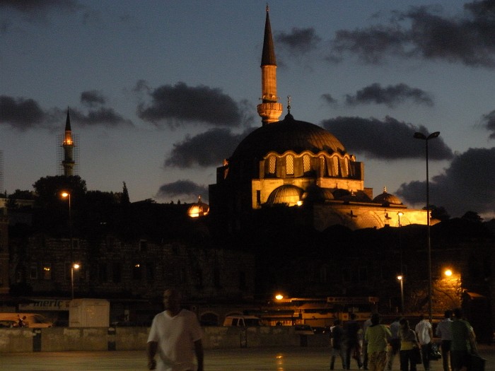 nocą meczety są pięknie oświetlone