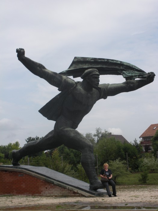 Jedna z rzeźb sławiąca doskonałość komunizmu. Park rzeźb komunistycznych pod Budapesztem.