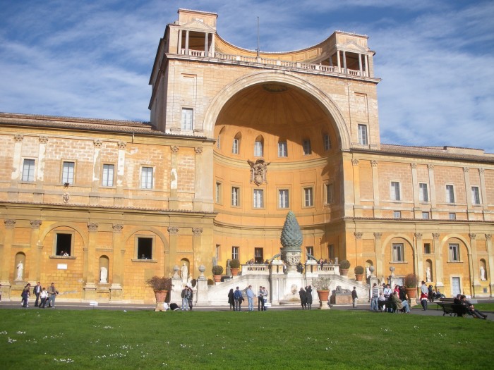 Muzea Watykanu od podwórka