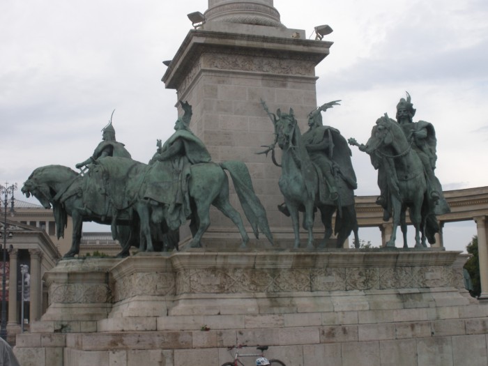 Rzeźby Założycieli Budapesztu na Placu Bohaterów