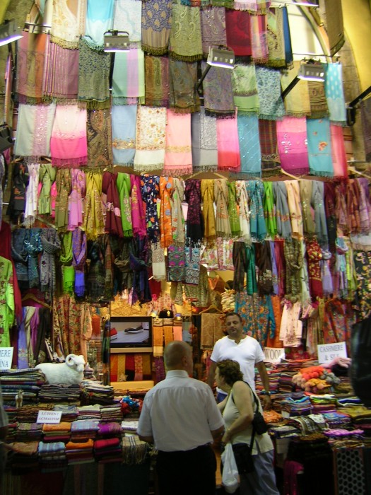 stoisko z szalami i chustami na Wielkim Bazarze