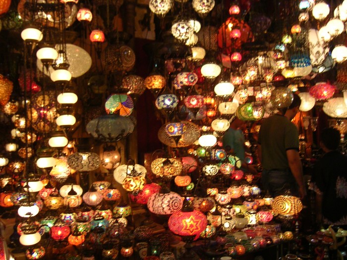 stoisko z lampkami na Wielkim Bazarze