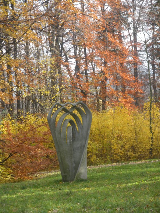 Abstrakcyjna rzeźba, jeszcze z lat 70tych w Parku Rusinowskim