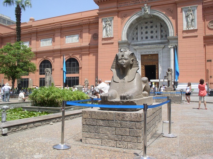 Sfinks przed budynkiem muzeum