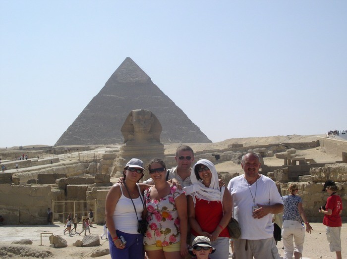 Wielki Sfinks na tle piramidy Chefrena