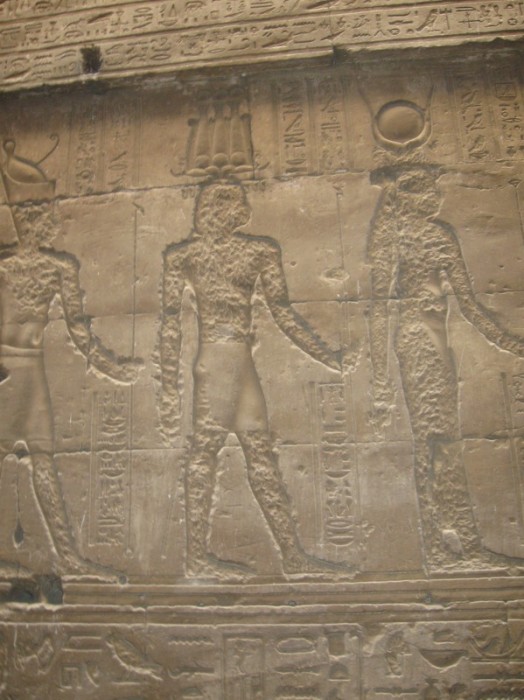 Częściowo zniszczone hieroglify