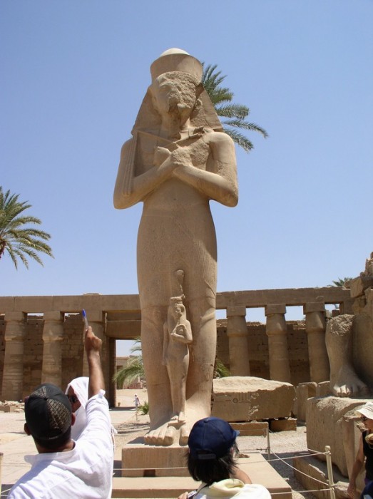 Ramzes II w świątyni Amona Re w Karnaku