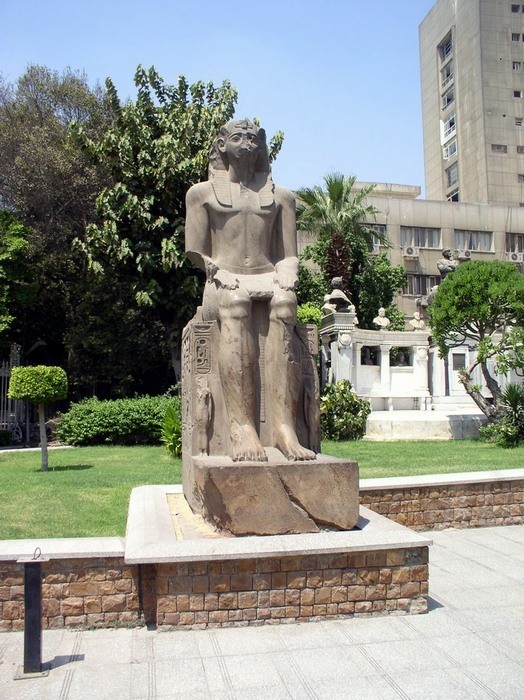 Posąg w ogrodzie muzeum