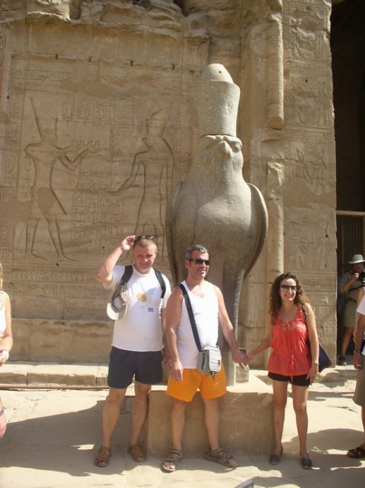 Przed posągiem Horusa