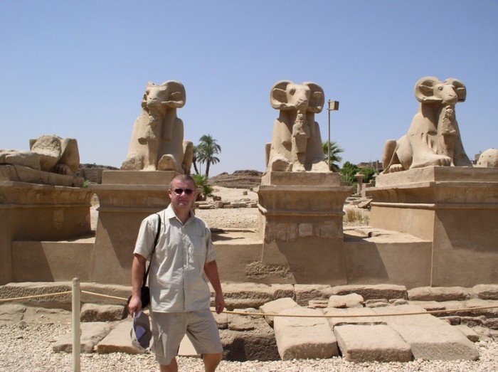 Sfinksy w świątyni Amona Re w Karnaku