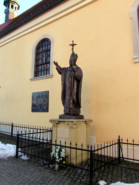 Czermna - Pomnik JP II pzy Kaplicy Czaszek