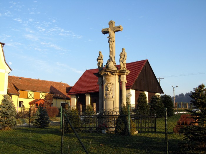 Czermna - Kapliczka przy kościele