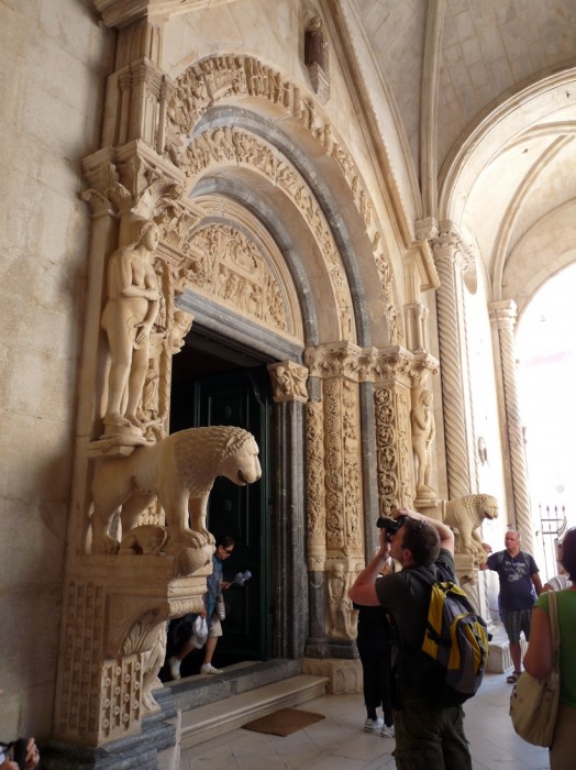 romański portal główny w katedrze św. Wawrzyńca