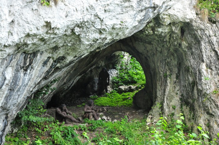 Jaskinia z postaciami ludzi pierwotnych przy Jaskini Ciemnej