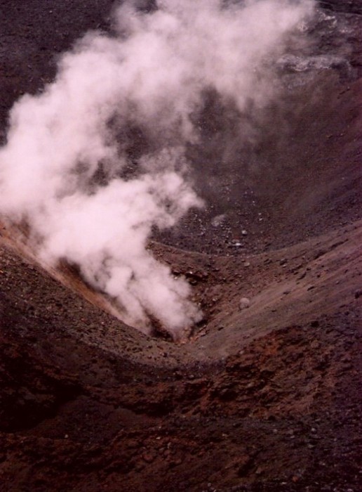 Etna - wędrówki wokół dymiących kraterów.
