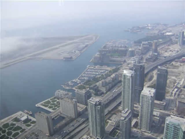Spojrzenie na Toronto z CN Tower
