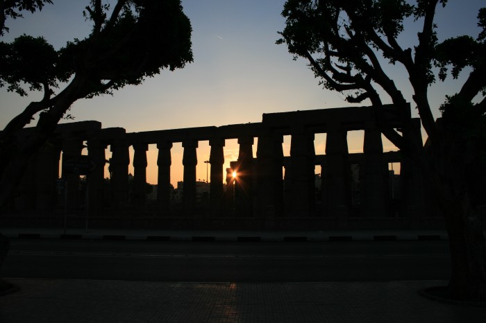 wschód słońca nad świątynią luksorską