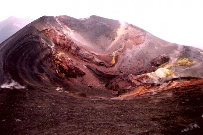 Etna - kolorowy krater.
