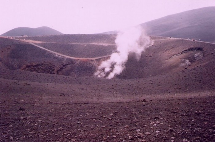 Etna - dymiące kratery.