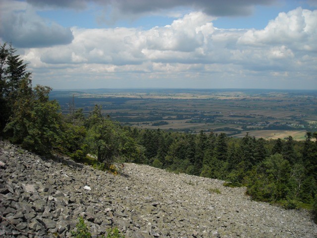gołoborze na Łysej Górze (obok znajdują się pozostałości pogańskiego wału kultowego, ktory opasywał cały szczyt Łysej Góry)