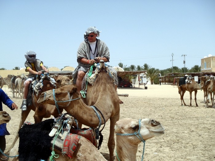 Safari na wielbłądach po Saharze.