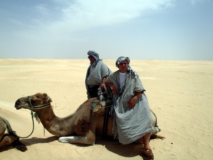 Safari na wielbłądach po Saharze.