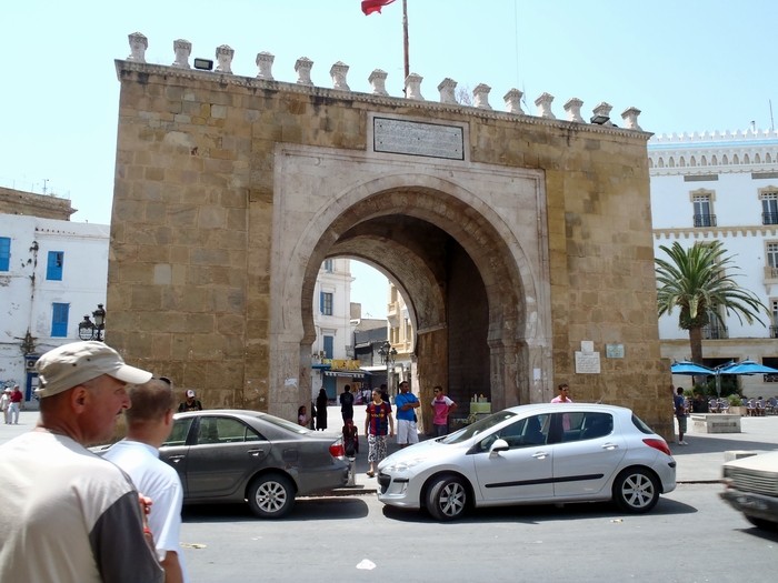 Łuk tryumfalny - centarlny plac Tunisu