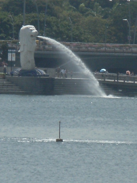 Singapur Riwer a w tle symbol Singapuru ryba z głową lwa