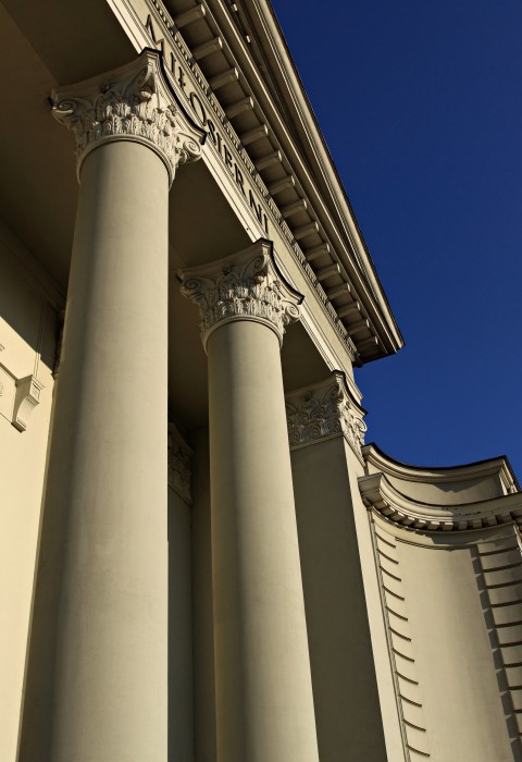 Kolumny w stylu neoklasycystycznym.