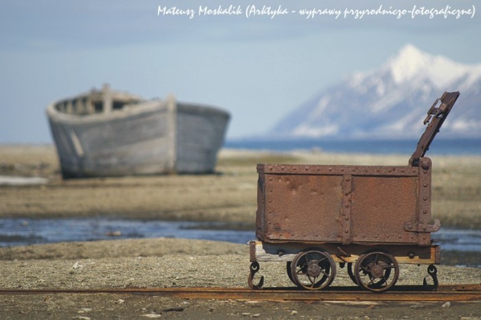 Spitsbergen jest jak skansen – wagonik i łódź używane do transportu węgla (SIGMA EX 70-200/2.8)
