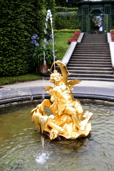 Zamek Linderhof - fontanny w ogrodach.