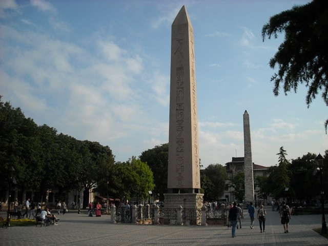 hipodrom (a na nim: Egipski Obelisk XVI w. pne)