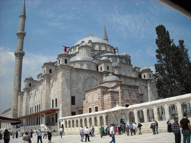 meczet Fatih (Zdobywcy) - ufundowany przez Mehmeda II po podbiciu Konstantynopola