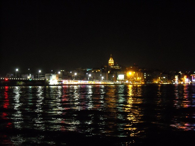 miasto nocą ;)  wieża i most Galata