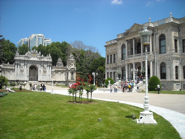 Pałac Dolmabahce - pałac ostatnich sułtanów, późniejsza rezydencja współtwórcy i pierwszego prezydenta Republiki Turcji: Mustafy Kemal Atatürka